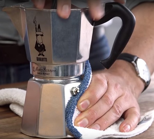 How to use an Italian stovetop coffee pot